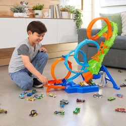 Hot Wheels - Mega Loop Super Scontri, pista ripiegabile con 3 anelli, zona di scontro a 3 corsie e boost motorizzato, include u