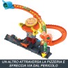 Hot Wheels  Let s Race  Netflix - Attacco del Cobra in Pizzeria, playset con pista a spirale e funzione a scomparsa casuale con