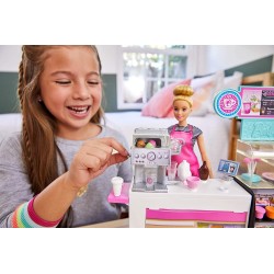 Mattel Barbie - Playset La Caffetteria, con Bambola Curvy Bionda, Macchina per Caffè, Bancone e Oltre 20 Accessori, GMW03