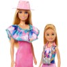 Barbie - Set da 2 bambole Barbie e Stacie, con abiti estivi e due cuccioli, tanti accessori inclusi, dal film Stacie to the Res