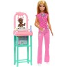 Barbie Carriere - Pediatra, set bambola bionda con divisa da medico rosa e un neonato, stetoscopio, mobili e accessori inclusi,