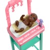 Barbie Carriere - Pediatra, set bambola bionda con divisa da medico rosa e un neonato, stetoscopio, mobili e accessori inclusi,