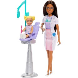 Barbie Bambola dentista con bambola bruna alla moda con vestito blu e cappotto da laboratorio, mobili e accessori per medici, J