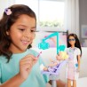 Barbie Bambola dentista con bambola bruna alla moda con vestito blu e cappotto da laboratorio, mobili e accessori per medici, J