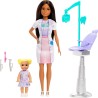 Barbie Bambola dentista con bambola bruna alla moda con vestito blu e cappotto da laboratorio, mobili e accessori per medici, J