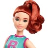 Barbie - Bambola Fashionistas n. 232 con capelli rossi, top sportivo in jersey con lettera B, gonna viola plissettata, orologio