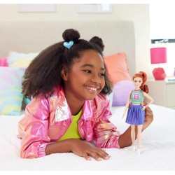 Barbie - Bambola Fashionistas n. 232 con capelli rossi, top sportivo in jersey con lettera B, gonna viola plissettata, orologio