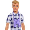 Barbie - Bambola Ken con maglietta, jeans, scarpe e accessori, Giocattolo per Bambini 3+ Anni, HHR66