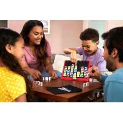 Mattel Games - UNO Quattro, combina l abilità di abbinare il colore o il numero alla sfida di posizionare quattro tessere in fi