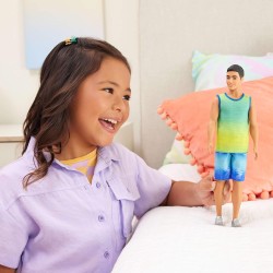 Barbie - Ken Fashionistas n. 236, bambola con capelli neri, canotta blu e verde sfumata, shorts in jeans e sneaker argento, HYV