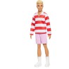 Barbie - Ken Fashionistas n. 241, bambola con capelli biondi, polo a righe bianche e rosse, shorts rosa, calze bianche e scarpe