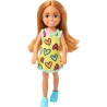 Barbie - Mini Bambola Chelsea, alta 15 cm, coda bionda e occhi azzurri, con abito rimovibile giallo con stampe a cuoricini, sca
