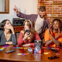 Yas! Games - Hitster Radio Italia, Party Game Musicale per Giocatori dai 16 anni in su, Versione Canzoni Italiane, da 2 a 10 Gi