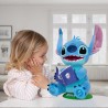 IMC Toys - Stitch Storyteller di Lilo & Stitch, Giocattolo Elettronico Peluche Canta Canzoni e Racconta Storie in Italiano, Spa
