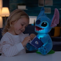 IMC Toys - Stitch Storyteller di Lilo & Stitch, Giocattolo Elettronico Peluche Canta Canzoni e Racconta Storie in Italiano, Spa
