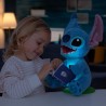 IMC Toys - Stitch Storyteller di Lilo & Stitch, Giocattolo Elettronico Peluche Canta Canzoni e Racconta Storie in Italiano, Spa