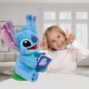 IMC Toys - Stitch Storyteller di Lilo & Stitch, Giocattolo Elettronico Peluche Canta Canzoni e Racconta Storie in Italiano, Spa