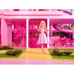 Barbie The Movie - Margot Robbie, bambola del film Barbie da collezione con abito vintage a quadretti rosa e bianco e collana c