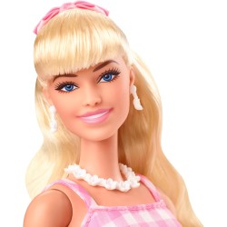 Barbie The Movie - Margot Robbie, bambola del film Barbie da collezione con abito vintage a quadretti rosa e bianco e collana c