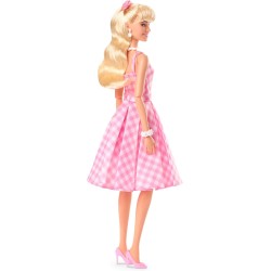 Barbie The Movie - Margot Robbie, bambola del film Barbie da collezione con abito vintage a quadretti rosa e bianco e collana c