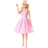 Barbie The Movie - Margot Robbie, bambola del film Barbie da collezione con abito vintage a quadretti rosa e bianco e collana c