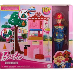 Barbie Carriere - Vigilessa del Fuoco, playset con bambola e caserma dei pompieri, include 2 cuccioli con effetto cambia colore
