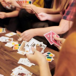 Asmodee - Throw Throw Burrito - Divertente Gioco da Tavolo, con Due Burrito Squishy, Carte da Gioco, 7+ Anni, 2-6 Giocatori, Ed