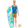 Mattel - Barbie - Set Ken biondo con tavola da surf e cagnolino, include una bambola con costume sportivo, infradito a tema e t
