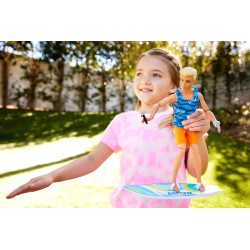 Mattel - Barbie - Set Ken biondo con tavola da surf e cagnolino, include una bambola con costume sportivo, infradito a tema e t