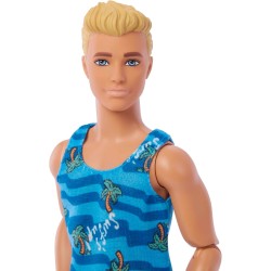 Mattel - Barbie - Set Ken biondo con tavola da surf e cagnolino, include una bambola con costume sportivo, infradito a tema e t
