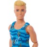 Mattel - Barbie - Set Ken biondo con tavola da surf e cagnolino, include una bambola con costume sportivo, infradito a tema e t