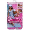 Mattel - Barbie - Twinning Looks, bambola castana e cagnolino in abiti azzurri a pois abbinati, accessori per entrambi quali be