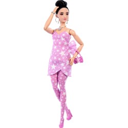 Mattel - Barbie - Deluxe Style n. 11, bambola dai capelli neri con chignon, abito in denim rosa con stampa a stelle e calze coo