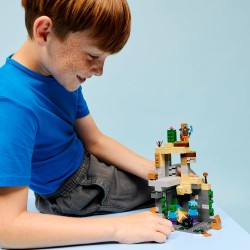LEGO Minecraft 21587 Zombie Dungeon - Giocattolo Interattivo con Minifigure di Viandante, 3 Figure Zombie, Slime e un Tavolo da