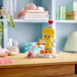 LEGO 40824 Titti - Uccellino Giocattolo - Modello Looney Tunes da Esposizione con Mazzo di Fiori, Cuore, Arco di Cupido e Suppo