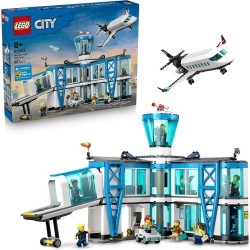 LEGO City 60502 Aeroporto con Aereo Giocattolo - Modello in Miniatura con Terminal, Aeroplano, Rimorchiatore, Ponte, 9 Minifigu