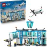 LEGO City 60502 Aeroporto con Aereo Giocattolo - Modello in Miniatura con Terminal, Aeroplano, Rimorchiatore, Ponte, 9 Minifigu