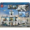 LEGO City 60502 Aeroporto con Aereo Giocattolo - Modello in Miniatura con Terminal, Aeroplano, Rimorchiatore, Ponte, 9 Minifigu