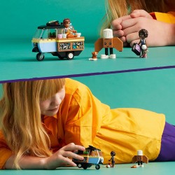 LEGO Friends 42606 Furgoncino del Fornaio, Kit di Costruzioni con Cucina Giocattolo Mobile, Cibo, Mini Bamboline di Aliya e Jul