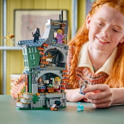 LEGO 76467 Harry Potter La Casa di Luna Lovegood Giocattolo - Modellino in Miniatura con Mattoncino Luminoso e 5 Minifigure - D