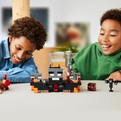 LEGO 21590 Minecraft Battaglia Contro il Wither - Giocattolo Interattivo con Guerriero Crimson, Strider, Cubo di Magma e 2 Figu