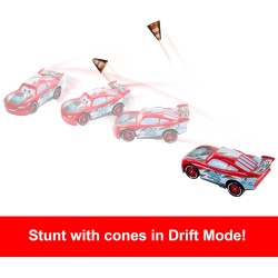 Mattel CARS - HXJ34 Saetta McQueen Corsa Globale Derapa e Sfreccia, veicolo con interruttore e 2 modalità rettilineo e sfreccia