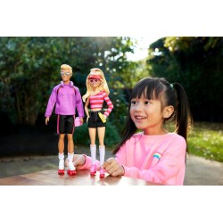 Mattel - Barbie HXK90 - Barbie e Ken sui Pattini a Rotelle, set Fashionistas da collezione 65° Anniversario con 2 bambole e 6 a