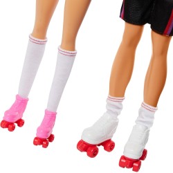 Mattel - Barbie HXK90 - Barbie e Ken sui Pattini a Rotelle, set Fashionistas da collezione 65° Anniversario con 2 bambole e 6 a