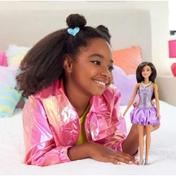 Mattel - Barbie HYT92 - Bambola Fashionistas n. 234, con capelli marroni, abito viola a bolle con paillettes e gonna satinata,