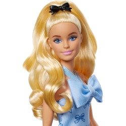 Mattel - Barbie HYT93 - Bambola Fashionistas n. 237, con capelli biondi ondulati, abito azzurro e fiocchi, accessorio per capel