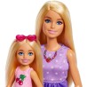 Mattel - Barbie JBF43 - Famiglia e Amici, set con bambole Barbie Malibu e la piccola Chelsea, più di 9 accessori e abiti a tema