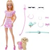 Mattel - Barbie JFP36 - Twinning Looks, bambola bionda e cagnolino in abiti rosa a quadretti abbinati, accessori per entrambi,