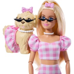 Mattel - Barbie JFP36 - Twinning Looks, bambola bionda e cagnolino in abiti rosa a quadretti abbinati, accessori per entrambi,