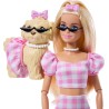 Mattel - Barbie JFP36 - Twinning Looks, bambola bionda e cagnolino in abiti rosa a quadretti abbinati, accessori per entrambi,